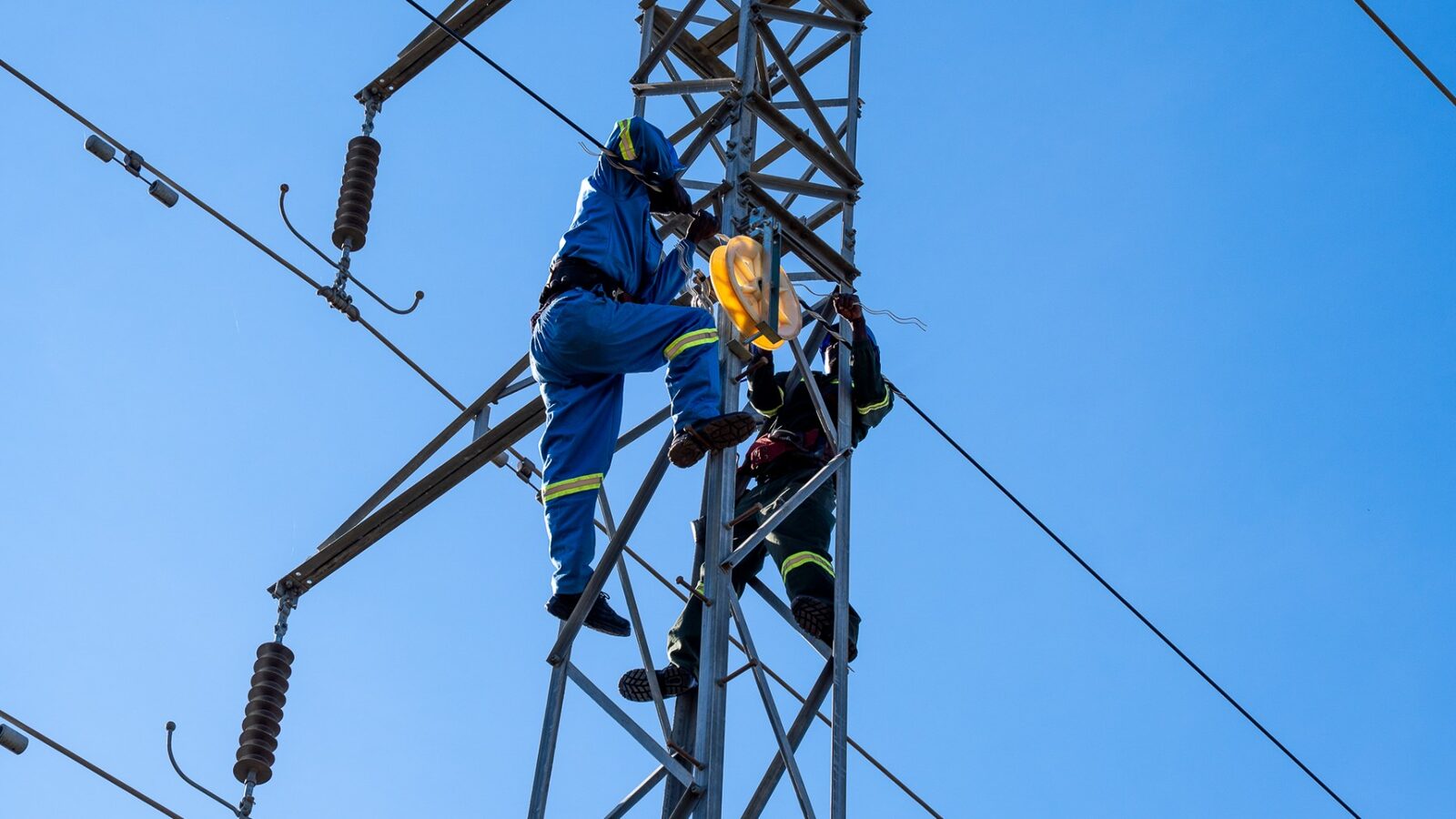 Lineman working on a transmission tower on the Paratus network